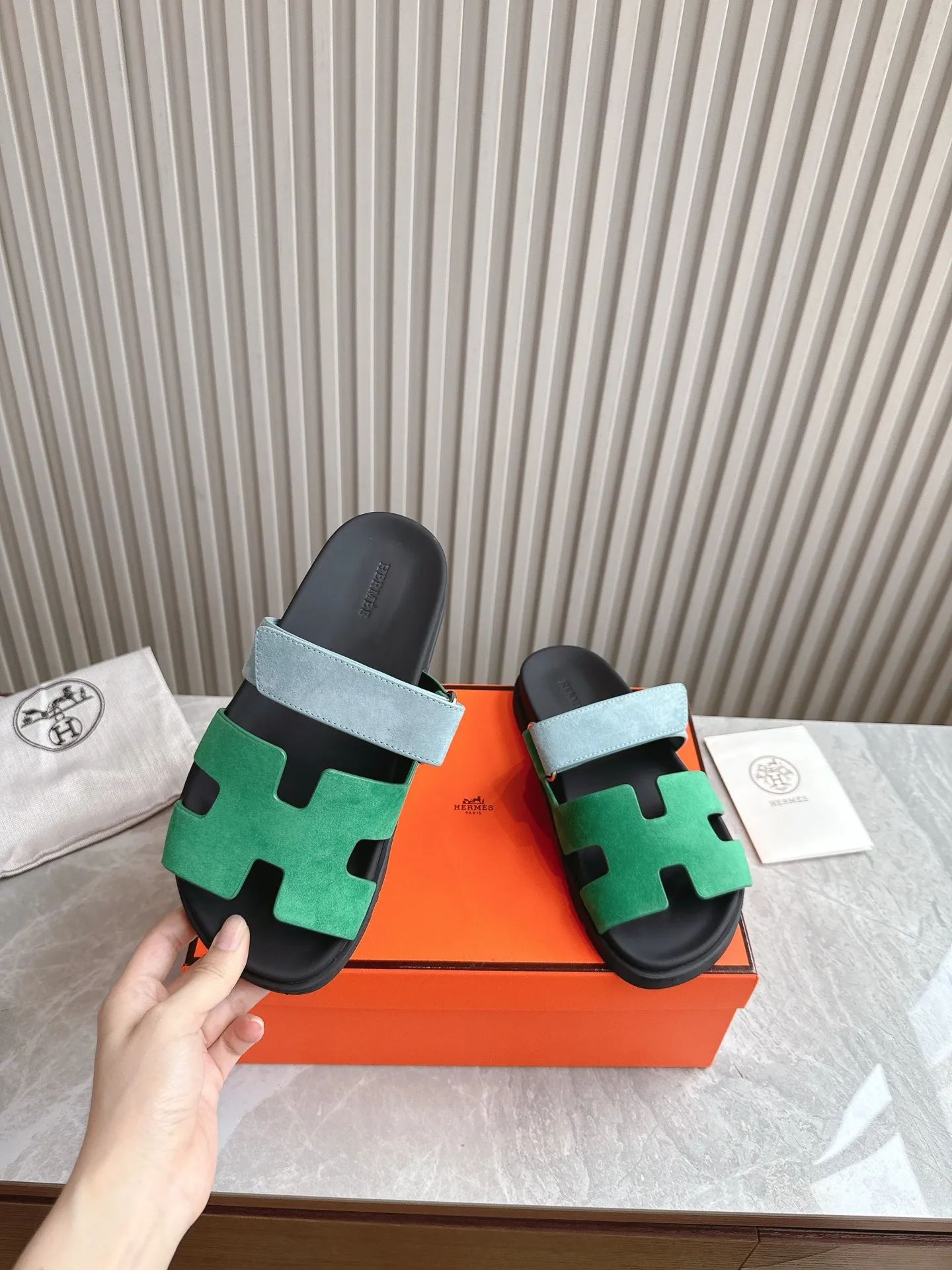 p480🐮🐮Couple model (top version) H family 2024 spring and summer new style HERMES Hermes' recently popular couple model pig nose angle sandals and slippers, paired with various colorful socks, popular. Upper: imported original deerskin (the genuine leather edging is not ordinary super migration). Lining: imported genuine leather. Outsole: Tpu non-slip and wear-resistant outsole. Size: Female 35-42 (40/42 non-returnable and non-exchangeable) Male size: 39-45 (45 non-refundable and non-exchangeable)